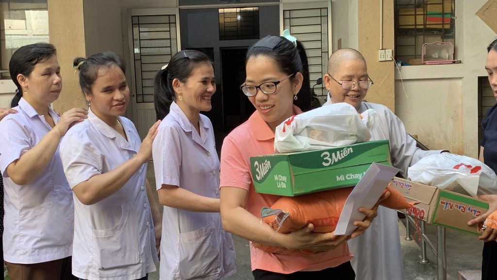 Ni Sư Thích Nữ Từ Thảo trao quà cho phụ nữ mù