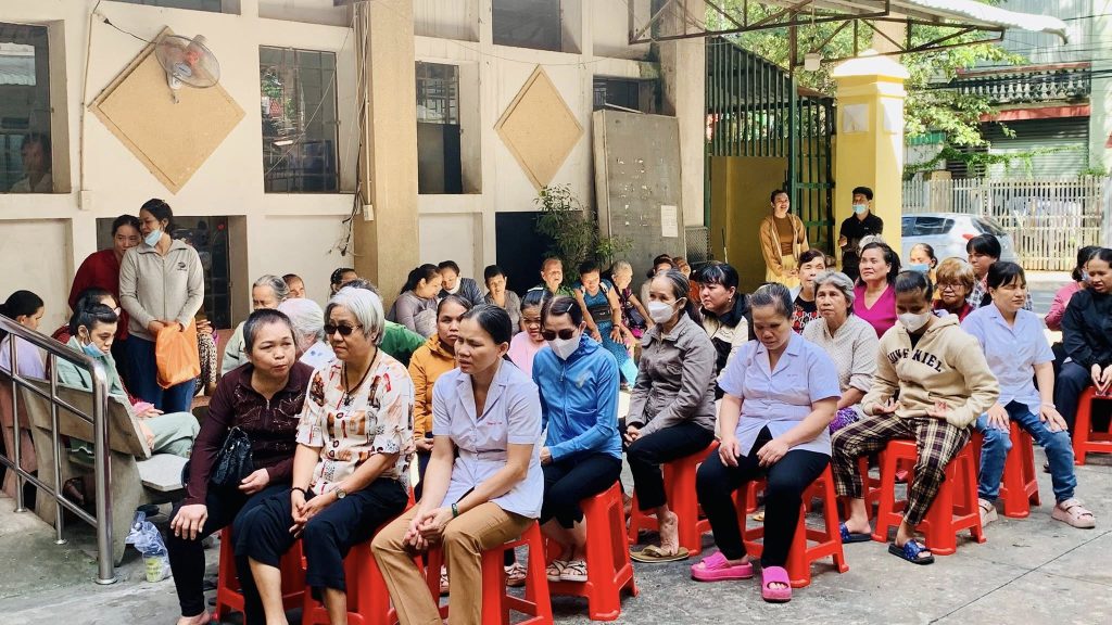 ảnh: Quang cảnh buổi phát quà