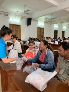 Nhân viên công ty Vạn Sự Thông tư vấn cho người khiếm thị