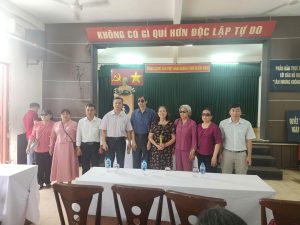 Lãnh đạo Hội chụp hình lưu niệm cùng các chị em khiếm thị
