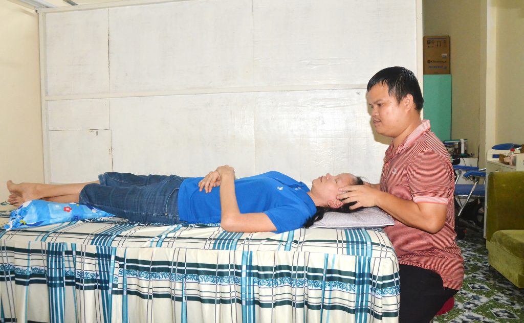 Anh Vũ Văn Tú (383/2C Bình Giã, TP.Vũng Tàu), hội viên Hội Người mù tỉnh mở cơ sở xoa bóp, bấm huyệt, tự tạo sinh kế.