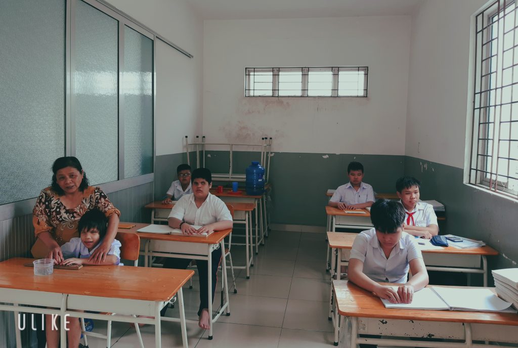 Lớp học chữ Braille cho trẻ em mù tại tỉnh Hội Bình Dương (cũ)