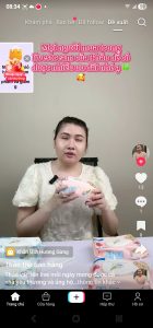 chị Thảo đang livestream bán hàng trên tiktok