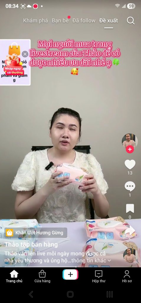 chị Thảo đang livestream bán hàng trên tiktok