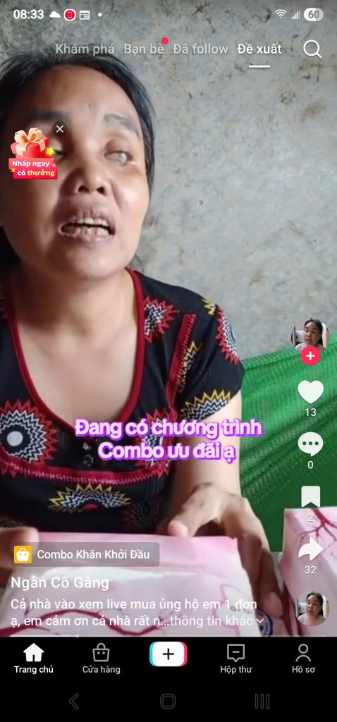 Chị Ngân đang bán hàng trên tiktok
