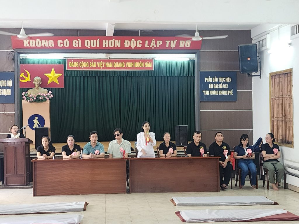 Ban lãnh đạo Hội và cô Ngọc Ánh tại buổi lễ bế giảng