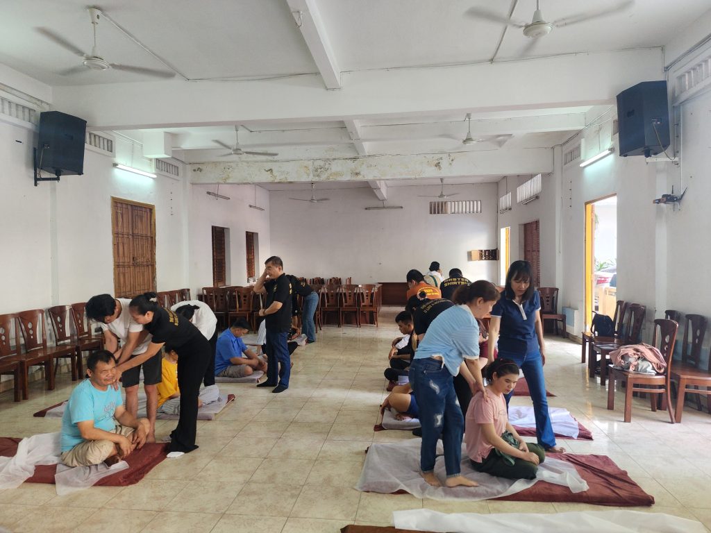 các học viên đang thực hành với sự hướng dẫn của các tình nguyện viên